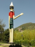 Pinocchio più alto del mondo, sullo sfondo il paese di Collodi Castello